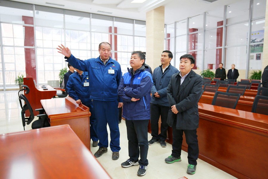 9-2016年12月，生態(tài)環(huán)境部部長(zhǎng)黃潤(rùn)秋（時(shí)任環(huán)境保護(hù)部副部長(zhǎng)）蒞臨金徽股份視察工作，對(duì)金徽股份 的環(huán)境保護(hù)工作給充分肯定。.jpg