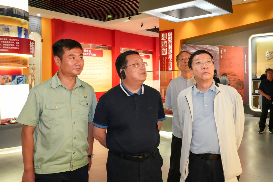 2024.06.23全國(guó)政協(xié)委員、 陜西省政協(xié)副主席、民建陜西省委會(huì)主委李忠民蒞臨金徽股份調(diào)研.jpg