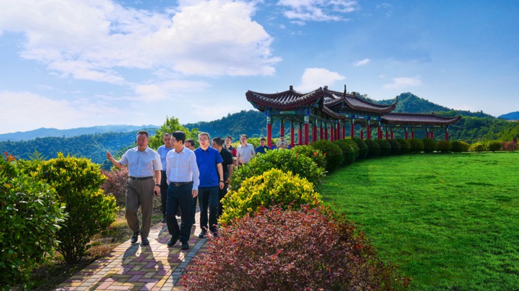 甘肅省自然資源廳黨組書(shū)記、廳長(zhǎng)丁巨勝到金徽股份指導(dǎo)工作